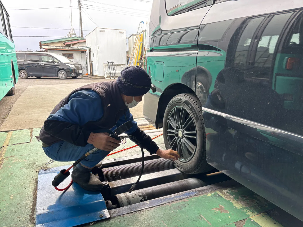 車検 タイヤ検査の様子